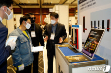 마스크 쓰고 꼼꼼하게 평가