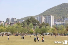 연휴 첫날 부산시민공원 나들이객들로 북적…느슨해진 거리두기