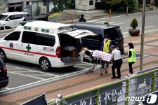 실신한 이천창고화재 유가족