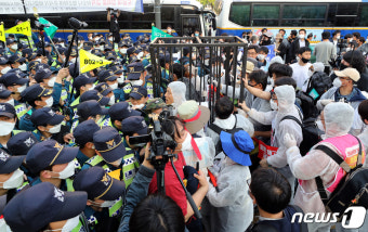 노동절 '경찰과 대치하는 노동자들'