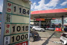 1000원대까지 등장…주유소 휘발유값은 어디까지 떨어질까