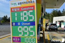 1000원대까지 등장…주유소 휘발유값은 어디까지 떨어질까