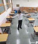 책상 간격 확인하는 선생님
