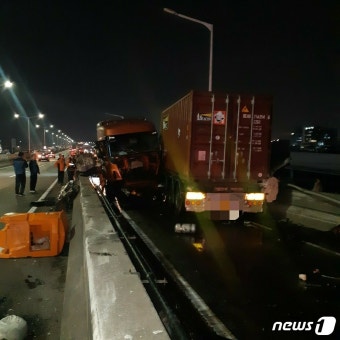 부산 동서고가도로 학장램프서 트레일러 충격흡수대 ‘꽝’…1명 부상