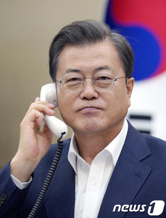 문재인 대통령, 아일랜드 총리와 통화