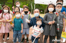 어린이들과 기념촬영하는 장세용 구미시장