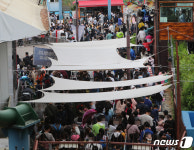 사회적 거리두기 잊은 놀이공원