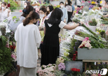 조금씩 활기 되찾는 꽃시장