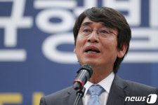 발언하는 유시민 노무현재단 이사장