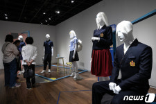 실용성과 디자인 겸비한 한복교복