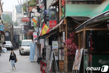코로나19 확진자 발생에 한산한 이태원거리