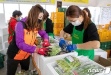 괴산군·증평군, 초·중·고 학생에 마스크·농산물꾸러미 지원
