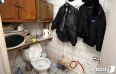 조리도구와 옷걸린 경비실 화장실