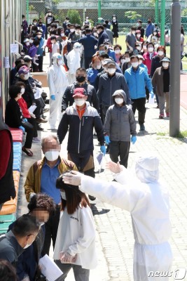 코로나19 검사 받기 위해 선별 진료소 찾은 인천 시민들 | 포토뉴스