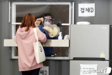 검체 채취하는 의료진
