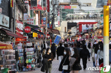 전국 유흥시설 운영자제…홍대 거리는 여전히 북적