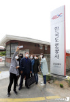 첫 출근 전 기념촬영하는 톨게이트 수납 노동자들