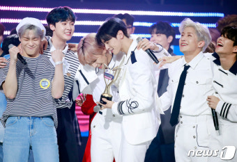 [뉴스1 PICK]아스트로, '쇼챔'1위에 눈물 펑펑