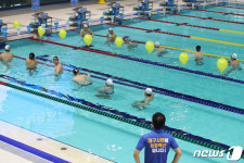 수영장 생활 속 거리두기 지켜주세요