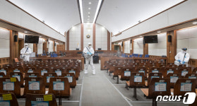 서초동 법원 대법정 방역...코로나 확산 예방
