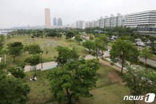 코로나 재확산 우려에 한산한 한강공원
