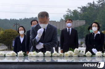 5·18민주묘지 참배하는 최강욱 대표