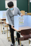 고3 등교 개학 앞두고 가림막 설치