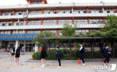 등교 수업 시작한 고3 학생들, 거리 두며 교실로