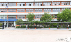 사회적거리 두며 등교하는 고3 학생들