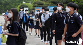 전북 고3 첫 등교 “학교가 그리웠어요…너무 좋아요”