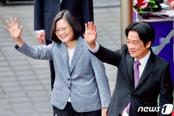 손 흔드는 차이잉원 대만 총통과 라이칭더 부총통
