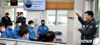 묵호지구대원들과 대화하는 김홍희 청장