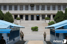 레깅스·민소매 입고 판문점 견학 안돼…유엔사 복장규정 논란