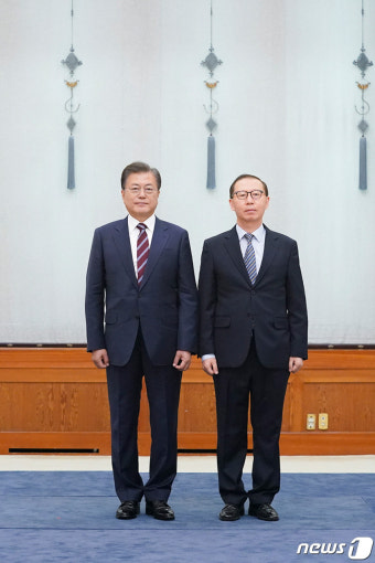 추종연 신임 주콜롬비아대사와 기념촬영하는 문재인 대통령