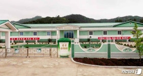 지방공업 발전에 힘쓰는 북한 원산김치공장
