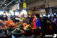 오랜만에 활기 띄는 전통시장