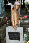 우뚝 선 김군 동상