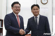 악수하는 김영진-김성원