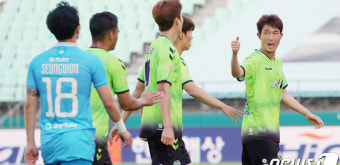 엇갈린 우승후보의 희비…전북 3연승, 울산은 부산과 무승부 (종합)