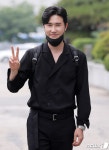 신성 귀엽게 브이