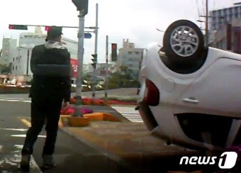 비번 소방관들 앞에서 차량 전복…망설임 없이 뛰어가 구조 나서