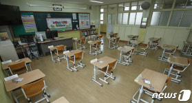 학생들 기다리는 초등학교 교실