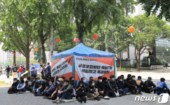 강제철거 예고에 농성장 지키는 조합원들