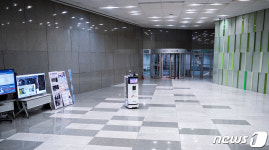 SKT·오므론, 5G와 AI 탑재 코로나19방역로봇 선보인다