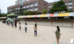 학생들의 등교 동선 숙지하는 교사들