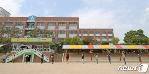 등교 예행연습하는 교사들