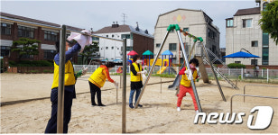 초등학교 개학 앞두고 놀이시설 방역