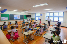 초등 1·2학년 등교수업…거리두기는 필수