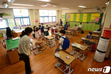 등교수업 시작한 초등학교 1학년 교실 풍경