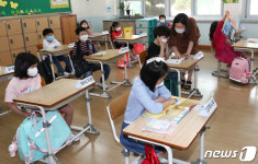 첫 등교한 1학년